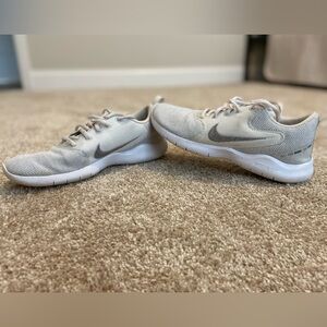 Nike tennis shoes 7.5